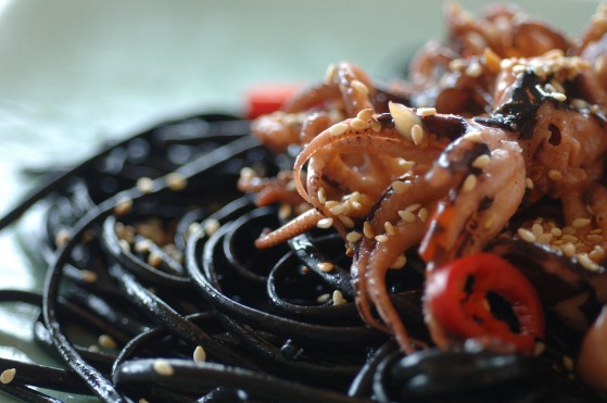 Baby octopus med svart pasta