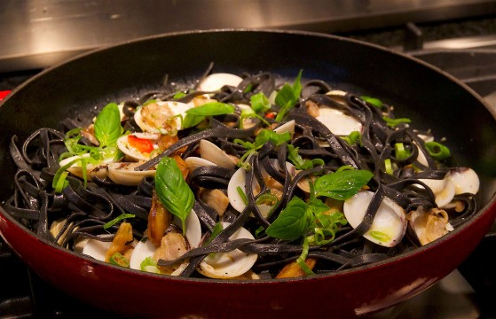 Tagliatelle-med-Bläckfisk-bläck-&-Vongole