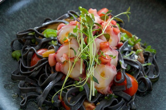 Grillad kokta octopusarmar med svart bläckfisktagliatelle