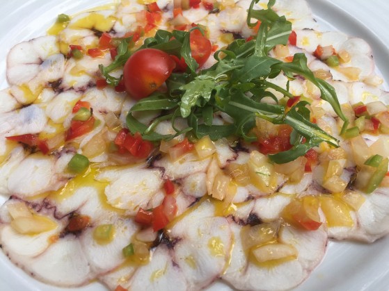 Förrätt, carpaccio på ångkokta octopusarmar med grönsakshack