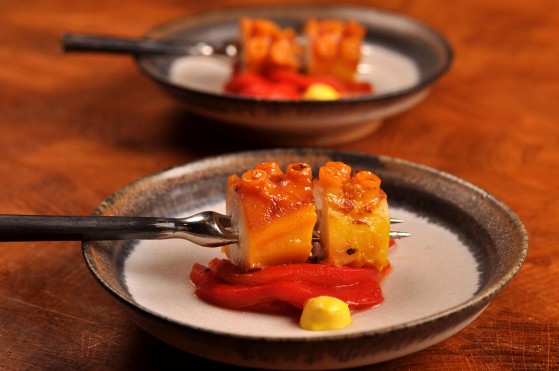 Grillad kokta octopusarmar med syrlig escabeche