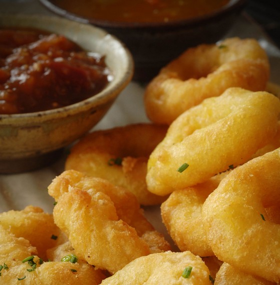Calamares a la romana med tomatsalsa