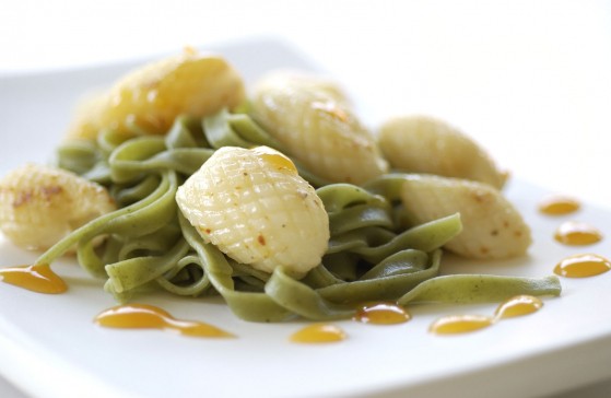 Sepiabläckfisk sauterad med grön pasta