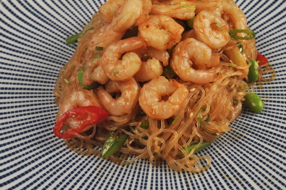 Chilimarinerade vannameiräkor med glasnudelsallad