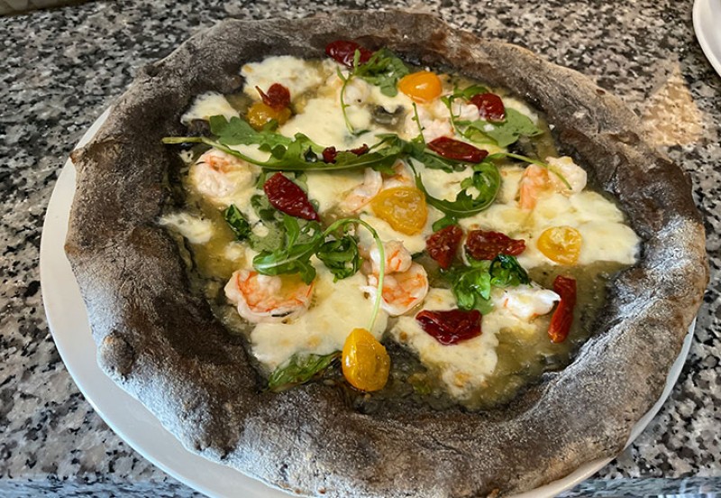 svart pizza