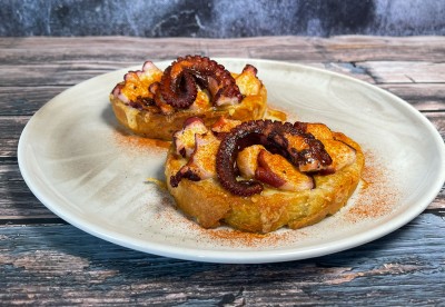 Octopus på gratinerat surdegsbröd