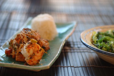 Wokad tigerräka med majs, vitlök och sesam 
