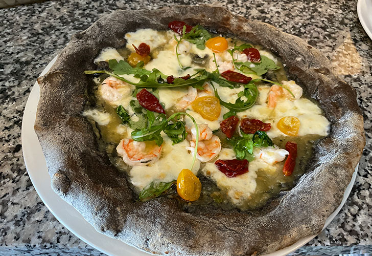 svart pizza